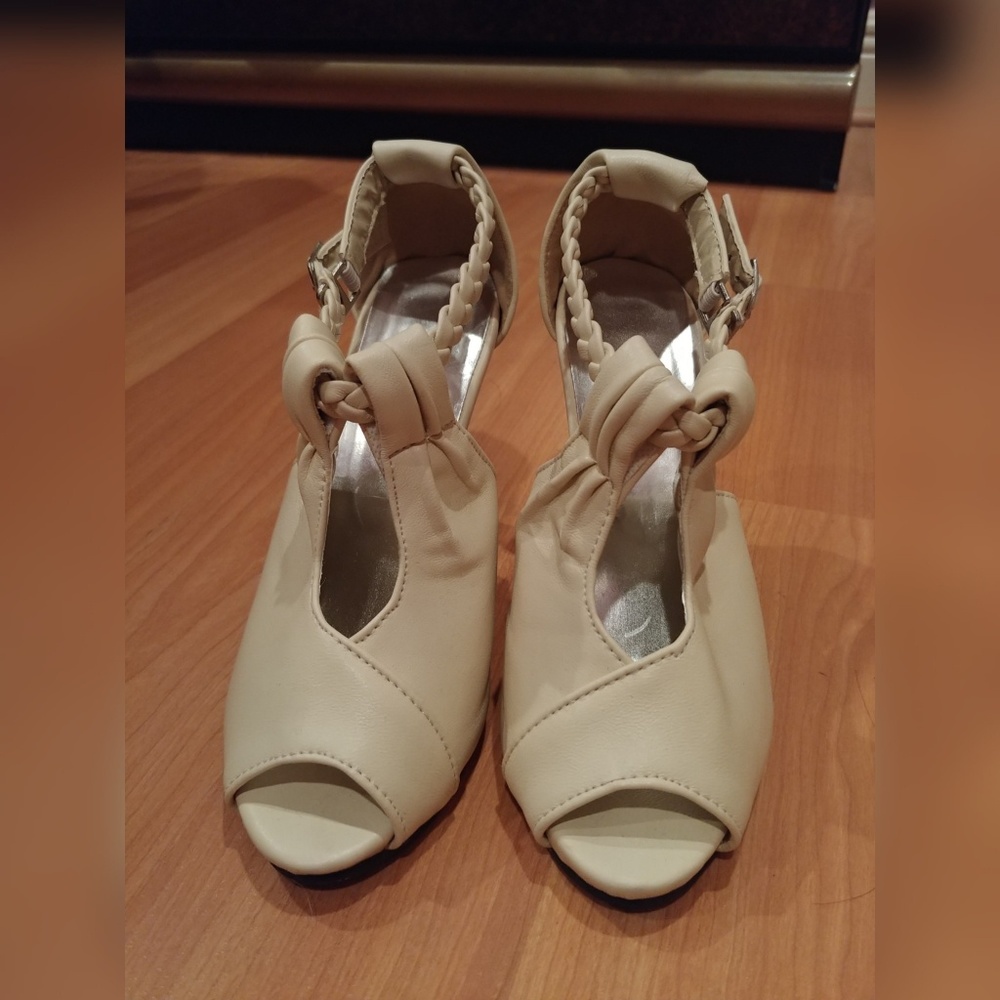 Vero Cuoio Peep-Toe Ruched Strap Heels